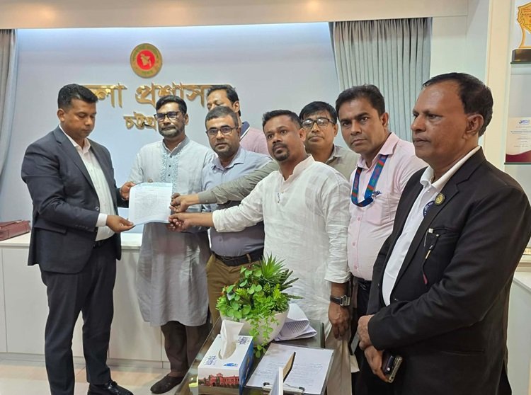 গণমাধ্যমকর্মীদের নিরাপত্তা নিশ্চিতের দাবিতে চট্টগ্রাম জেলা প্রশাসকের কাছে ইউপিসিসির স্মারকলিপি
